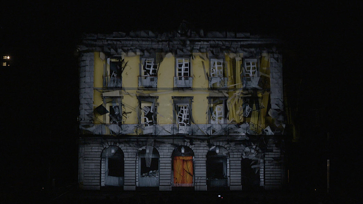 Momento del video mapping de Inesfera en la fachada del Topic en la plaza Euskadi de Tolosa.